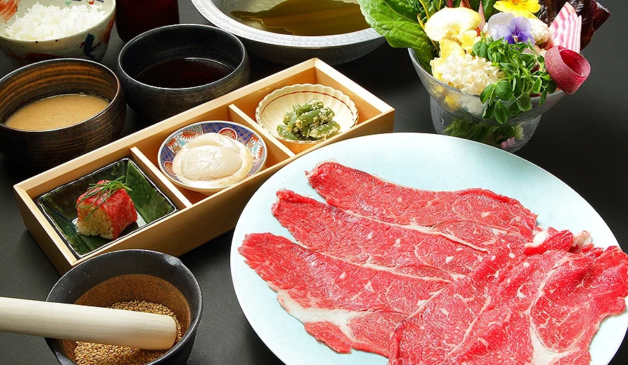 涮涮鍋套餐,有一盤生牛肉片,一鍋湯頭。