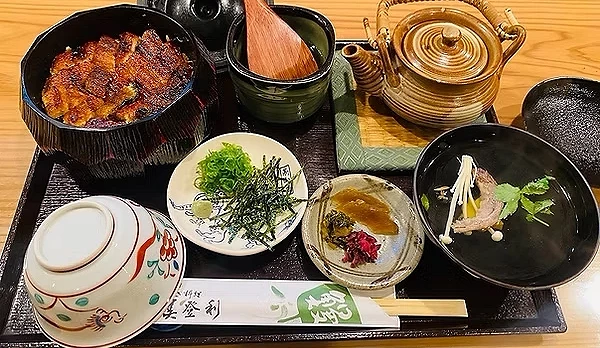鰻魚料理美登利提供的鰻魚飯定食