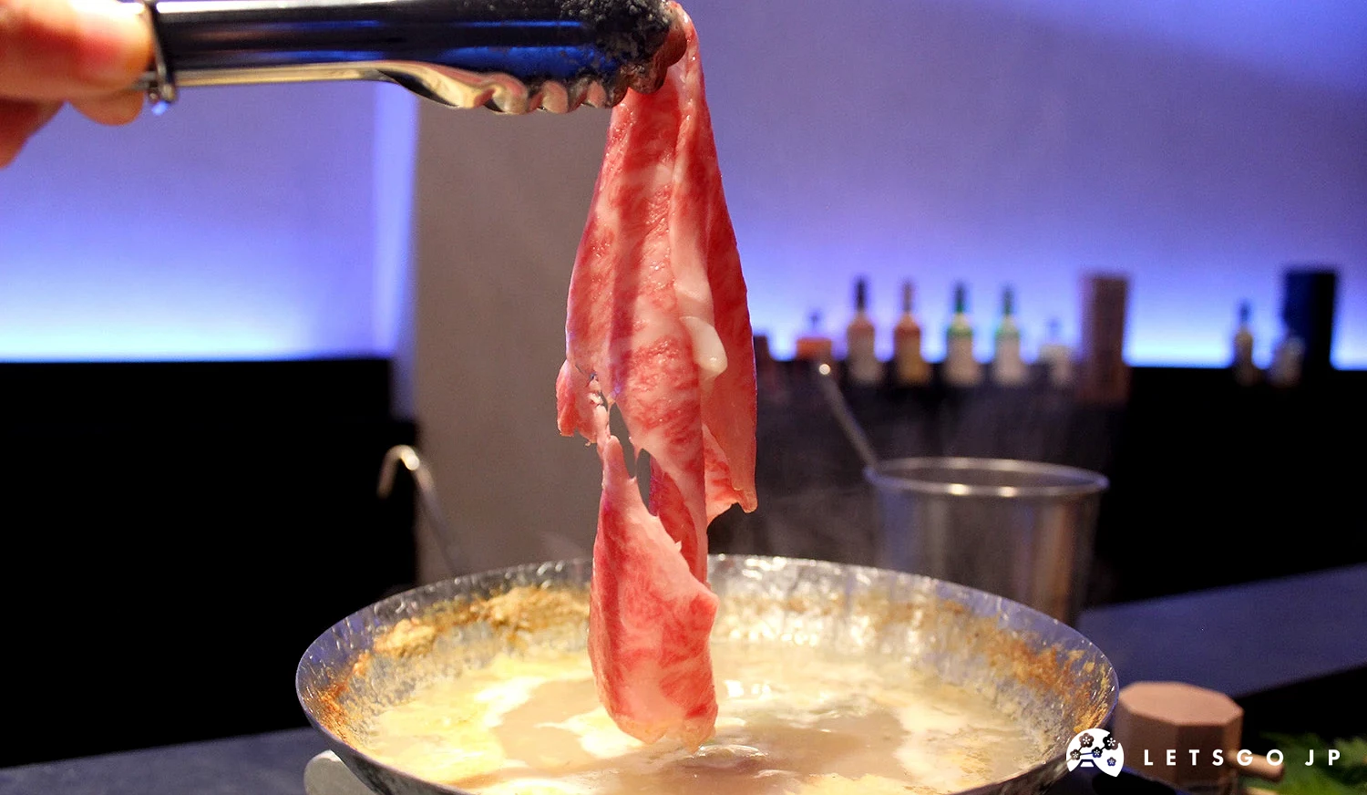將一片和牛肉片放入鍋中