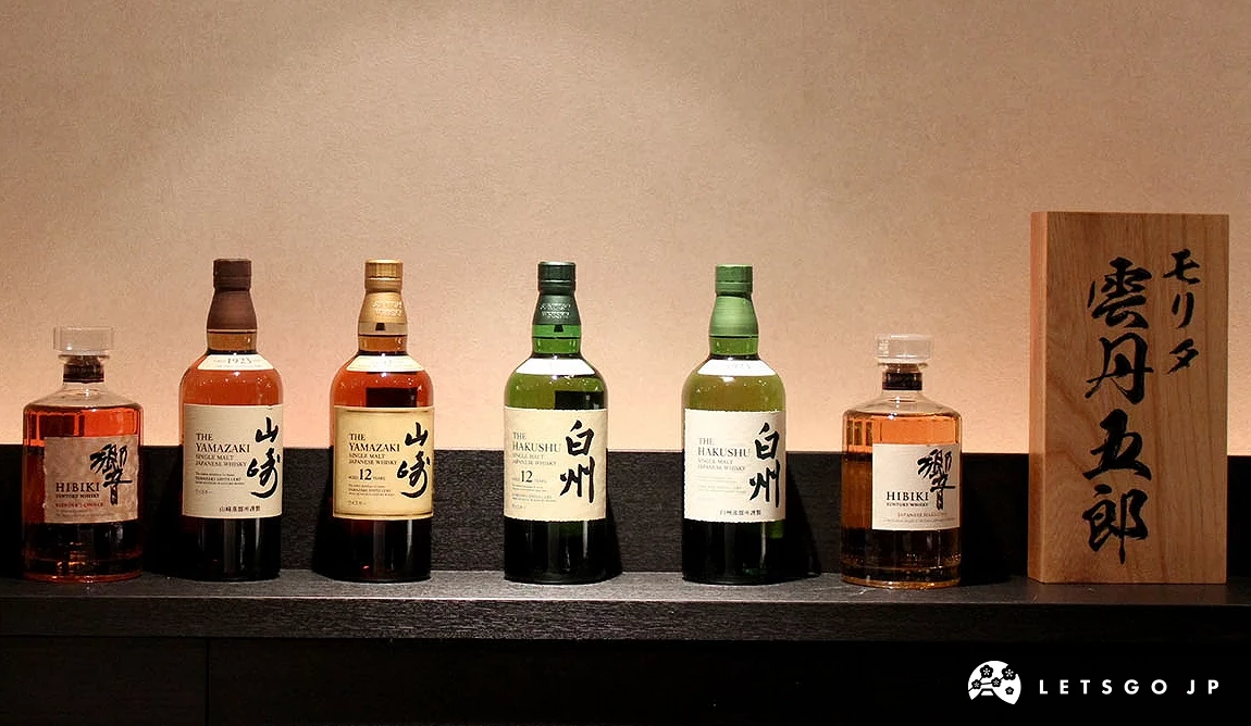 各式各樣的日本酒陳列在櫃上