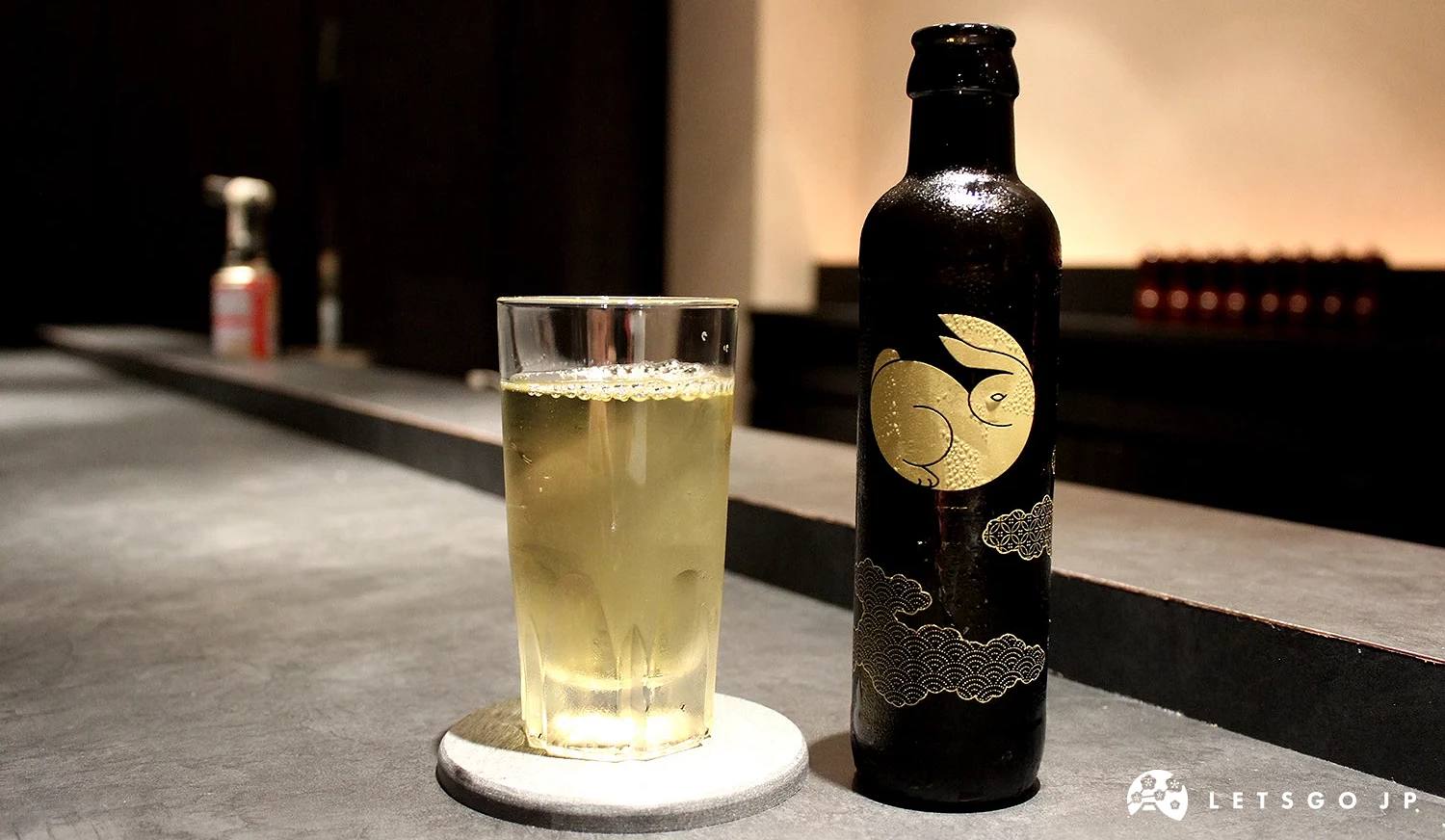一瓶「玉兔綠茶」與倒滿「玉兔綠茶」的玻璃杯
