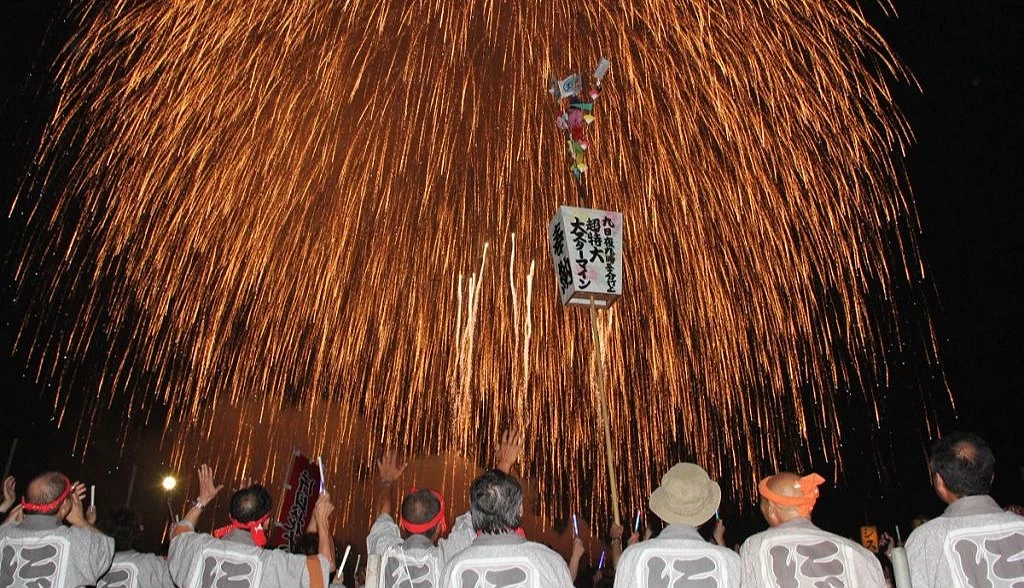 片貝花火大會重達420公斤的巨型煙火升上夜空
