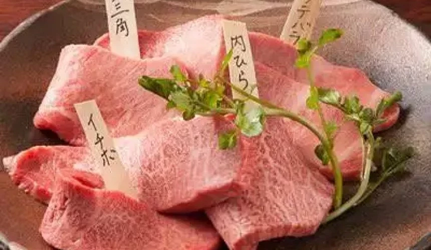 一盤生牛肉片。