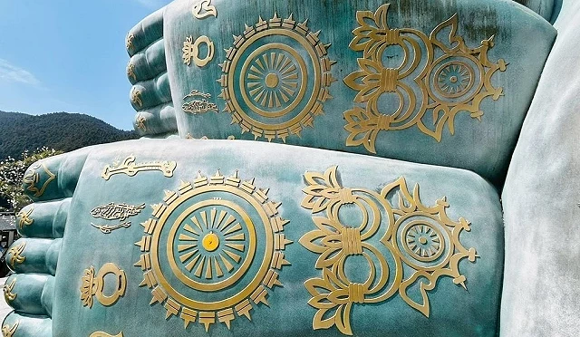 佛足石上刻有象徵佛陀慈悲與智慧的神聖足底圖紋