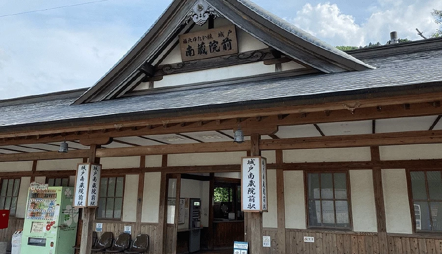 外觀採用雪松木與銅板包覆,呈現出濃郁的日本傳統風格