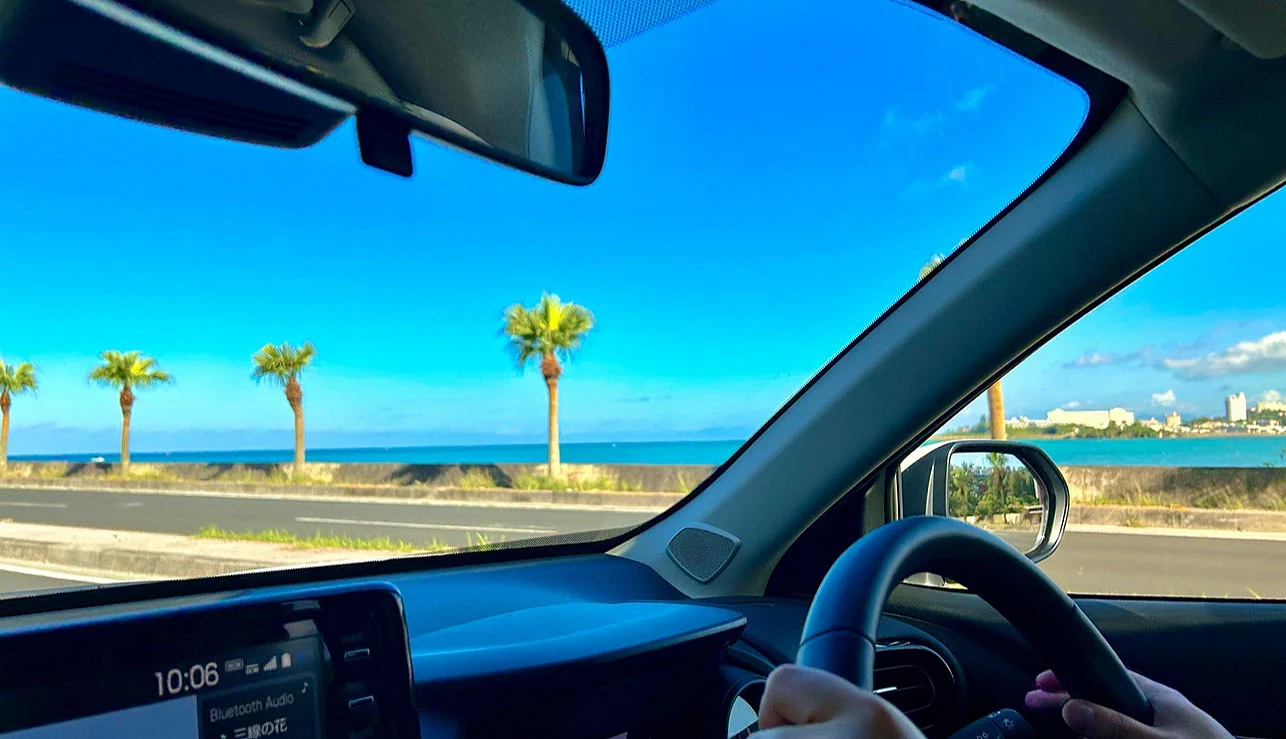 在車內拍攝駕駛與窗外的海景