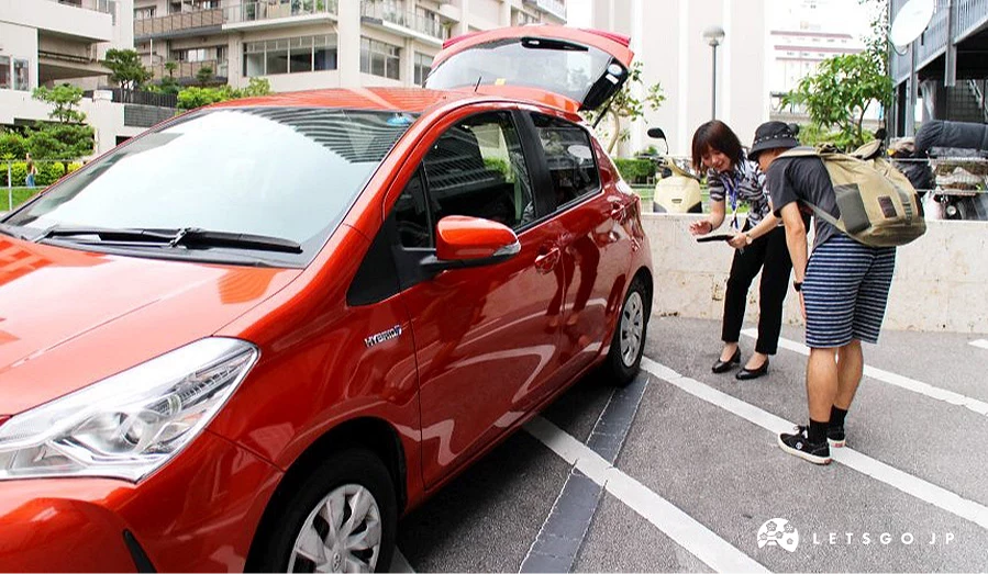 跟租車公司的工作人員一同檢查車身