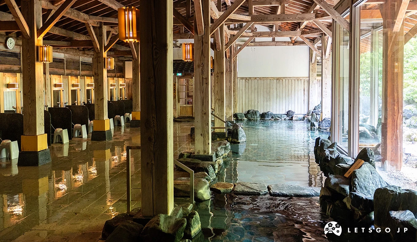 廣闊的大浴場,可邊泡湯邊欣賞窗外庭園