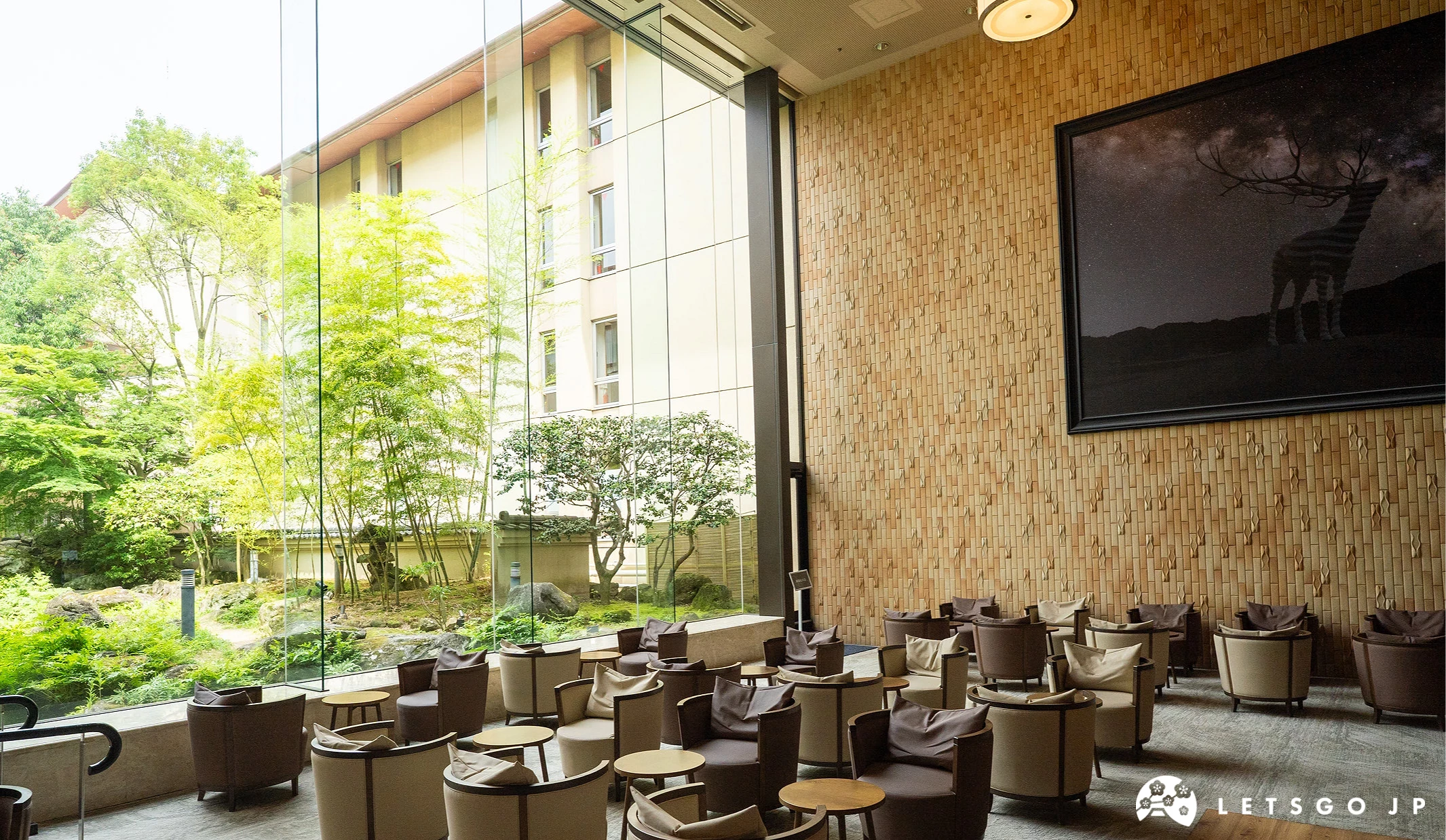 挑高天花板的室內Lounge,可欣賞庭園景色