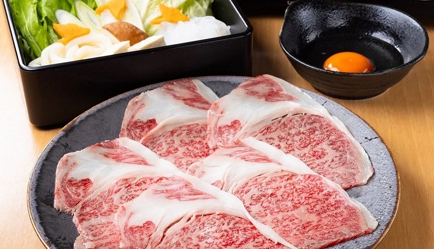 壽喜燒肉片與生蛋、蔬菜盤