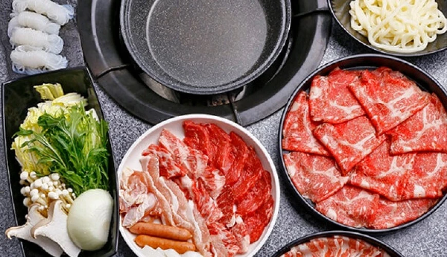 多種肉品與菜盤的和牛吃到飽