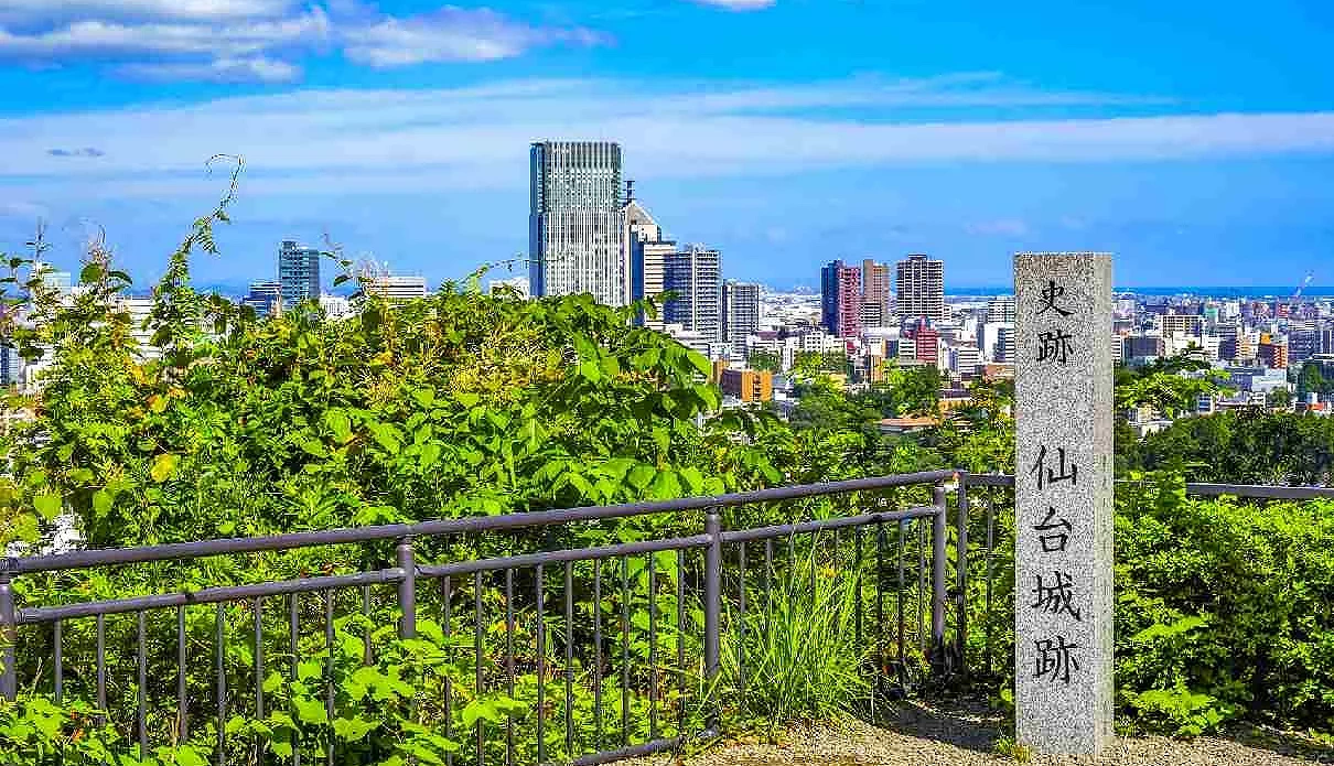 從山上眺望仙台市景,右側矗立著石碑,上刻有史跡仙台城跡
