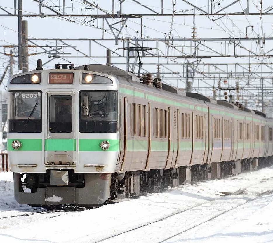 JR新千歲機場線主要以銀色不鏽鋼車身為主