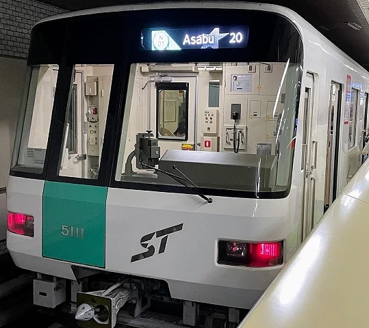 地下鐵南北線白底車身搭配綠色線條