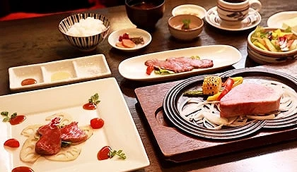 牛排套餐。有一盤前菜、肉片沙拉和飯以及咖啡。