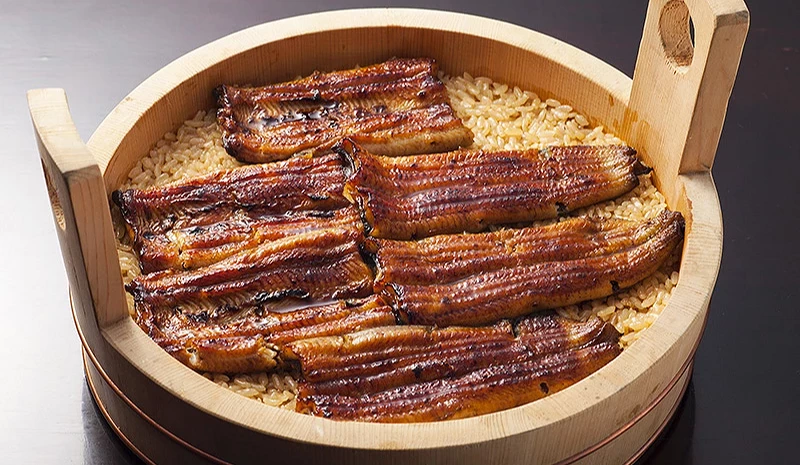 杉木桶裡面裝滿關東風烤鰻魚