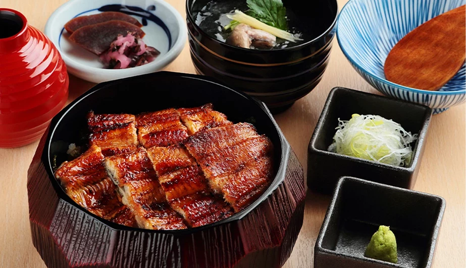 有湯品和小菜的鰻魚飯定食套餐