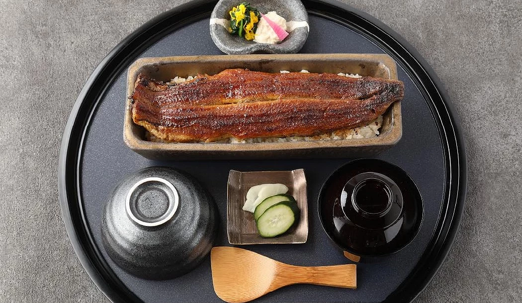 有一整條鰻魚肉的鰻魚飯定食