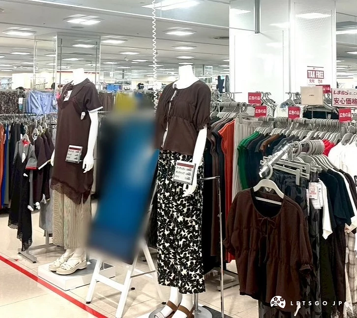 吊掛著滿滿深色系、大地色系秋冬男女裝服飾的長型服飾陳列架。