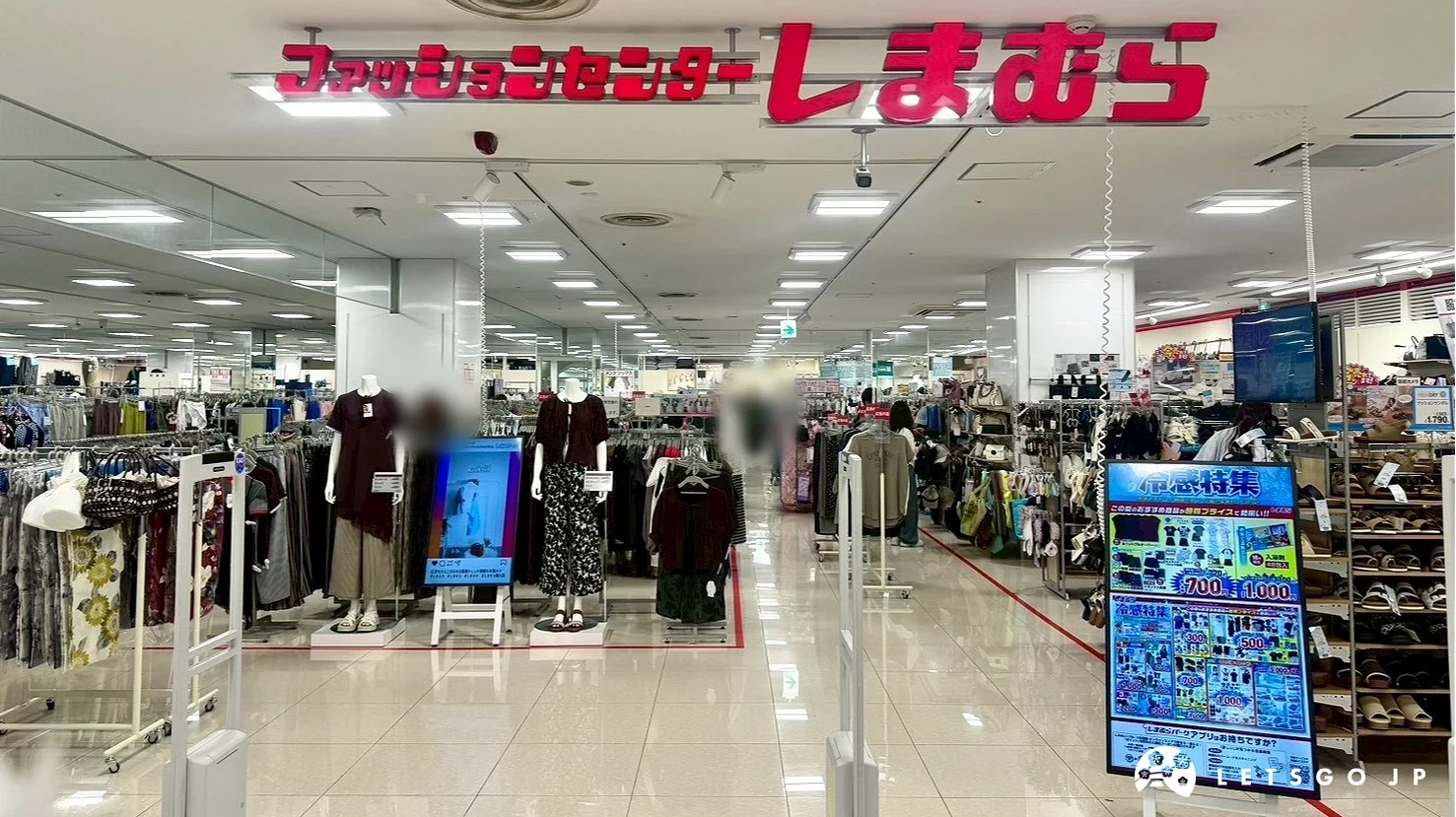從京都AVANTI商場通道望向「しまむら(思夢樂)」寬敞明亮的店面入口與服飾陳列區。