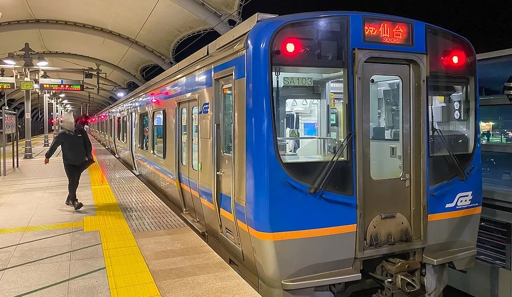 Access 線車站內的電車與準備上車的乘客