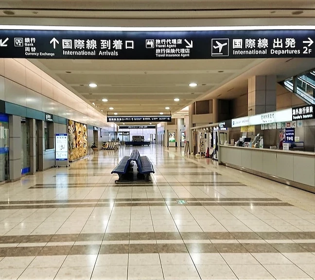 機場1樓到達大廳,上方掛著國際線到著口的指標