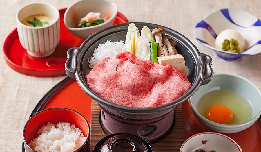 一人份壽喜燒鍋與生雞蛋、白飯