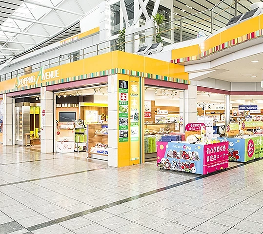 機場2樓的伴手禮店街,黃色招牌下排滿商品