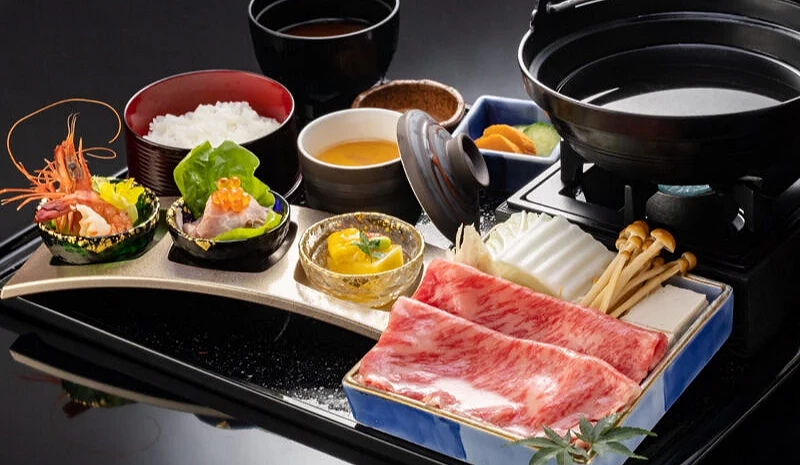 和牛肉盤、小鍋與多道前菜的套餐