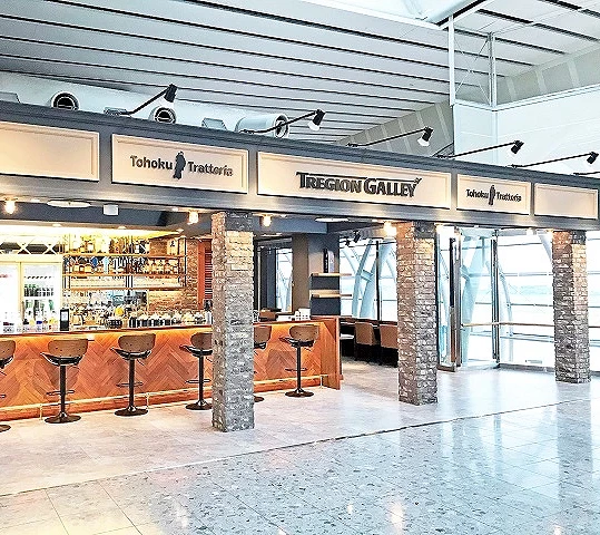 機場3樓餐廳的吧台座位與店家招牌