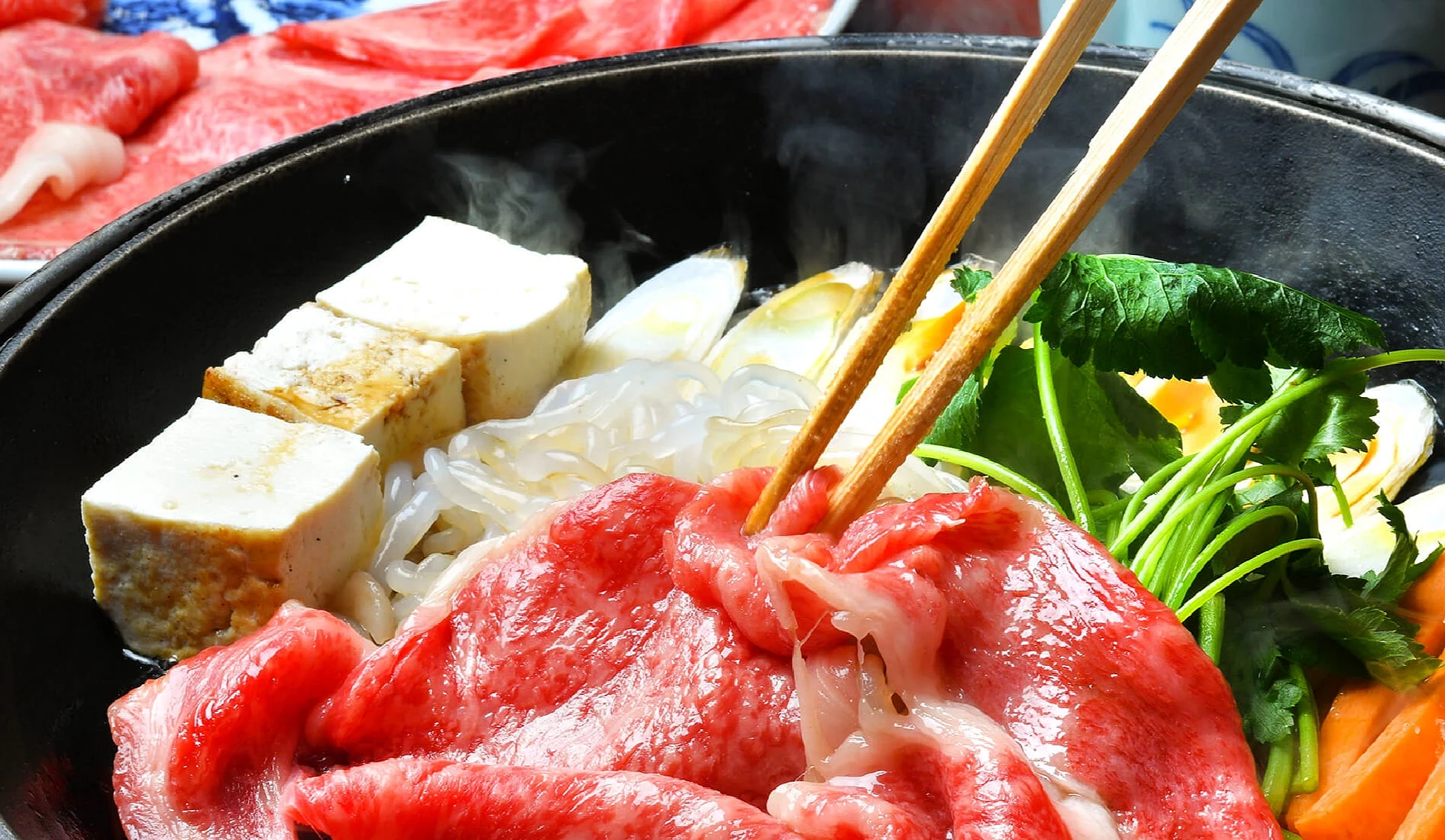 鐵鍋中的和牛、豆腐與蔬菜壽喜燒