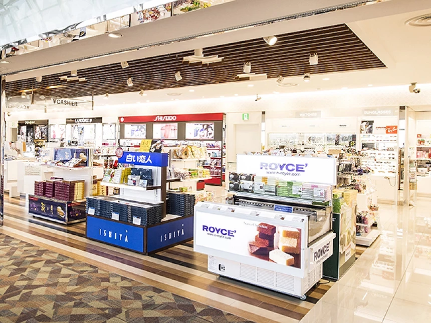 免稅店內陳列著化妝品與甜點的貨架