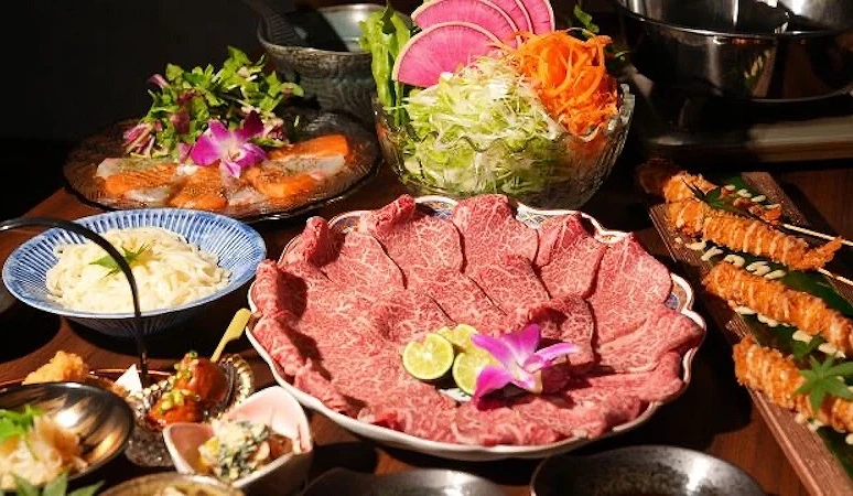 大盤霜降肉片與多道前菜