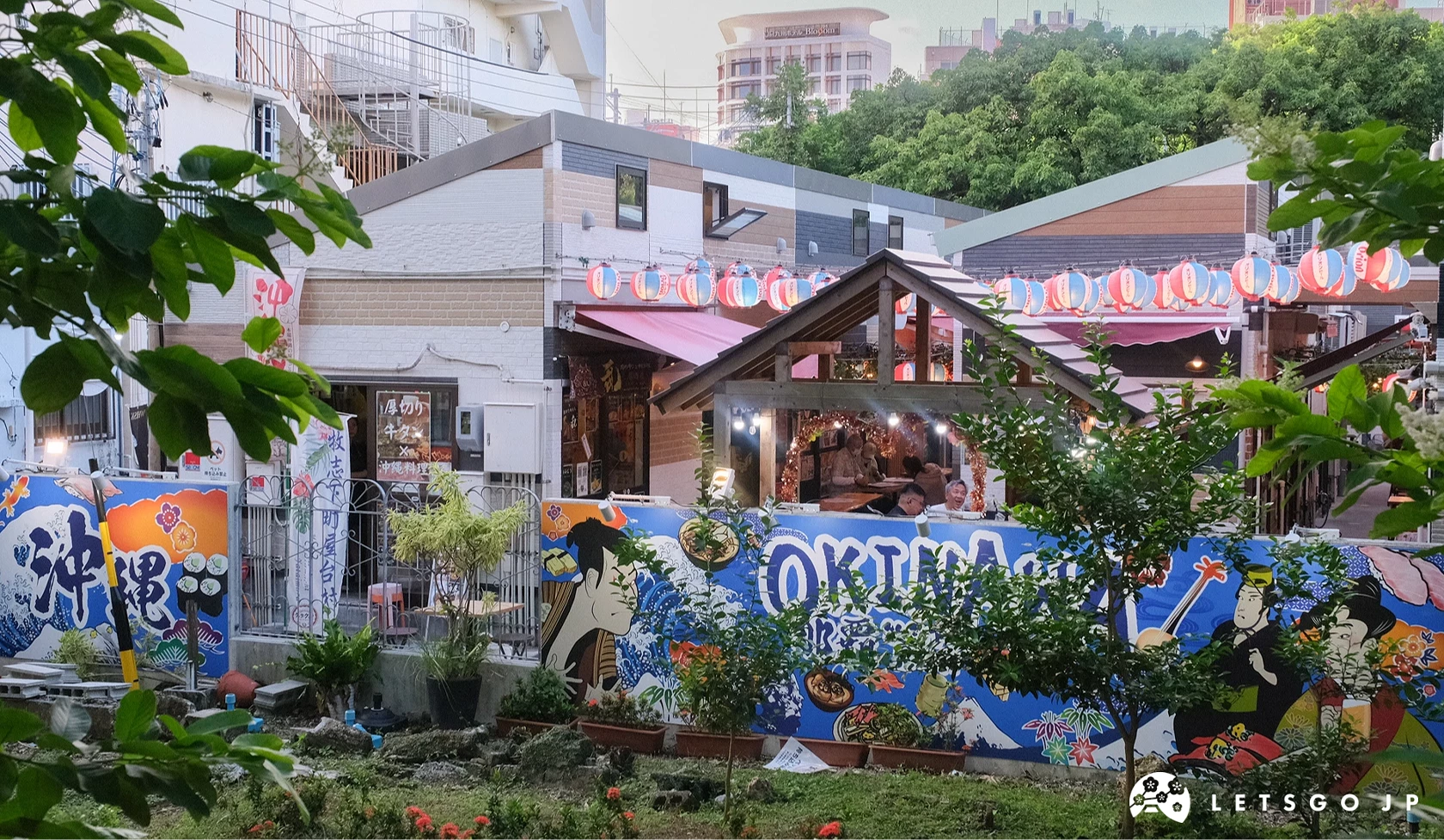 從櫻坂劇場方向看的牧志下町屋台村