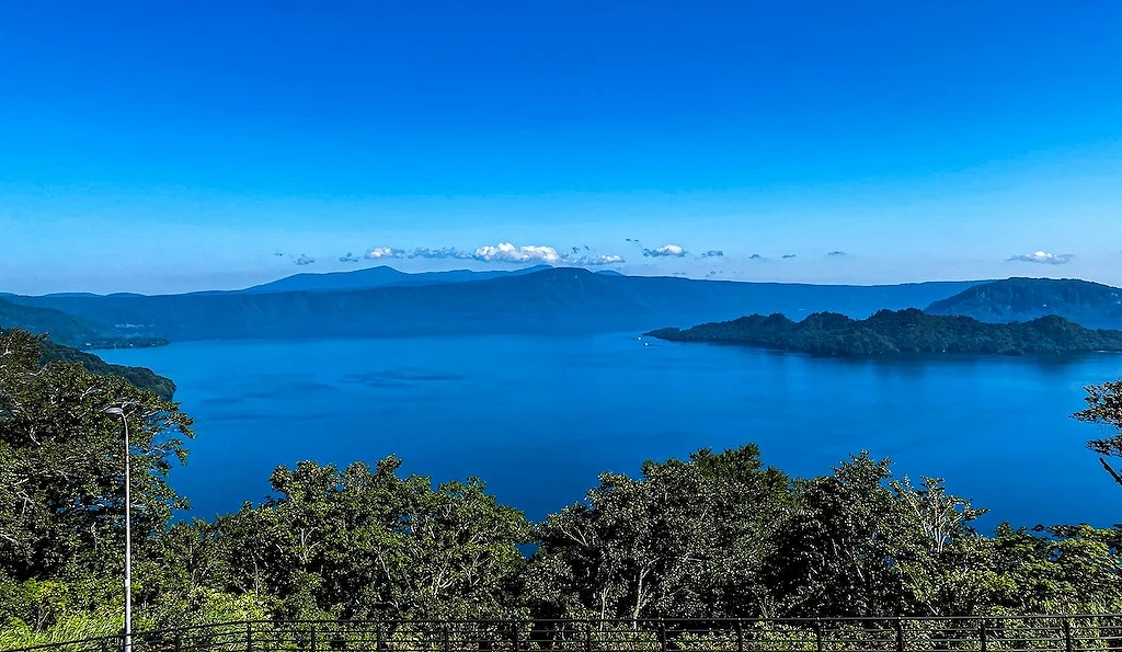 晴天湛藍的十和田湖