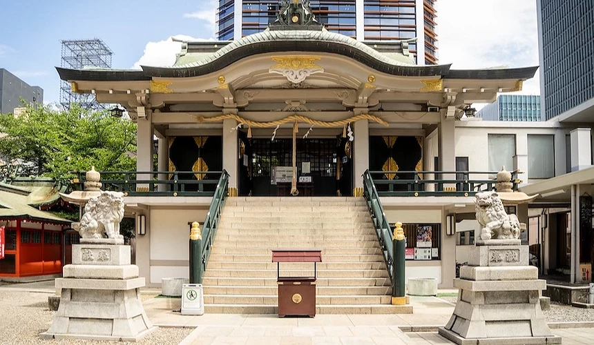 擁有傳統日式建築風格與紅色鳥居的市區神社。