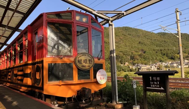京都嵐山小火車：怎麼訂票、坐哪邊？時刻、票價、選位與四季景色全攻略