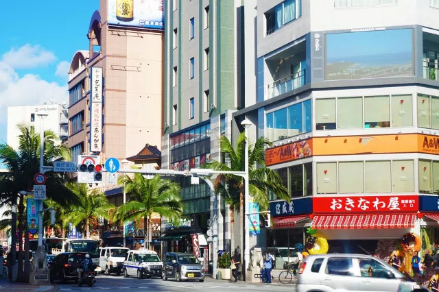沖繩那霸國際通商店街攻略：必買藥妝店與百貨營業時間、逛街地圖及交通 的縮圖