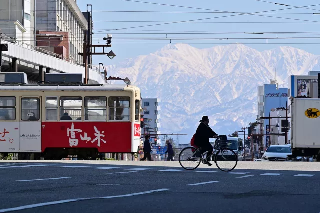 富山車站完全攻略：4種鐵道、路面電車、車站購物美食一次看懂 的縮圖