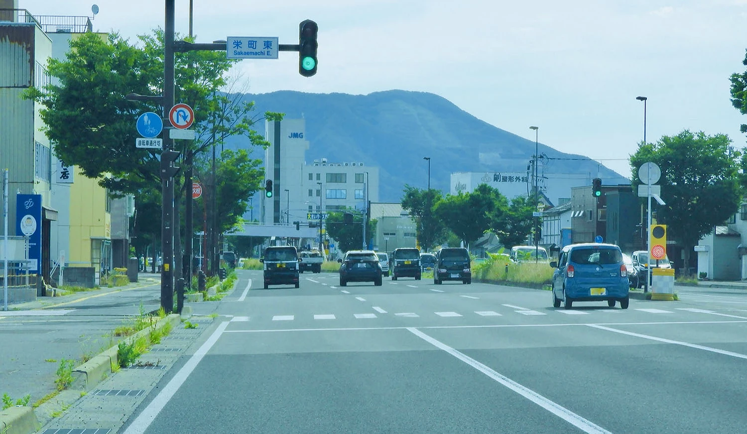 行走在國道4號青森市榮町東交差點的車
