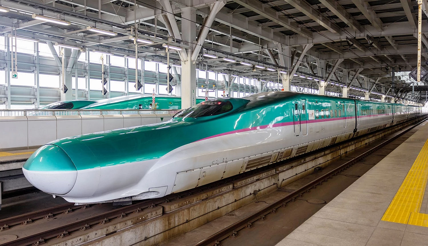 停在新青森站的東北新幹線「はやぶさ」