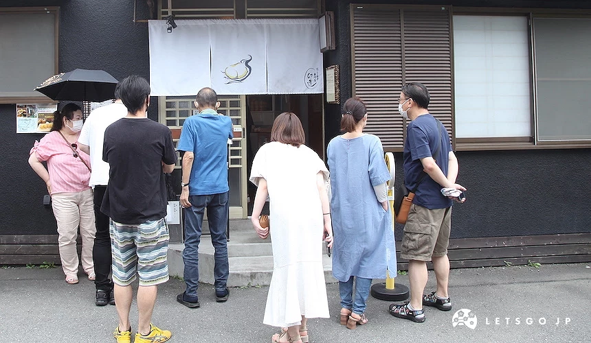 才剛開店門口已聚集候位的人群