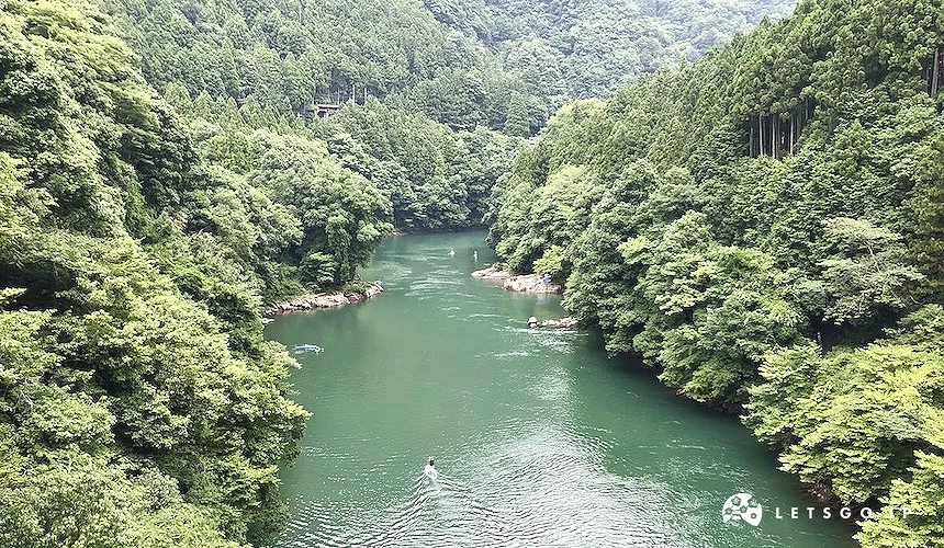 在白丸湖面進行水上活動的人們