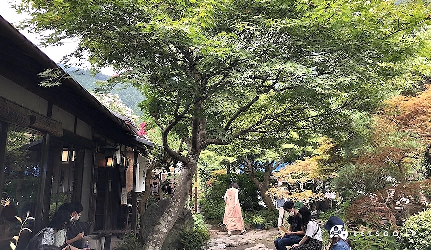 在日式庭園的優美環境中用餐