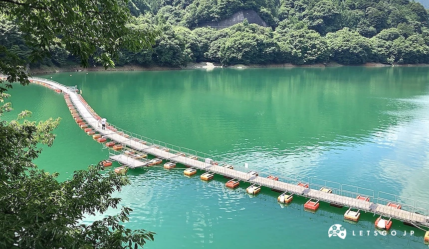 麥山浮橋橫跨於奧多摩湖之上