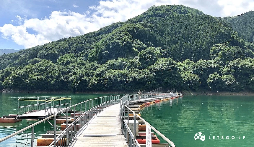 鐵桶橋現在已將鐵桶改成保麗龍製的浮板搭建