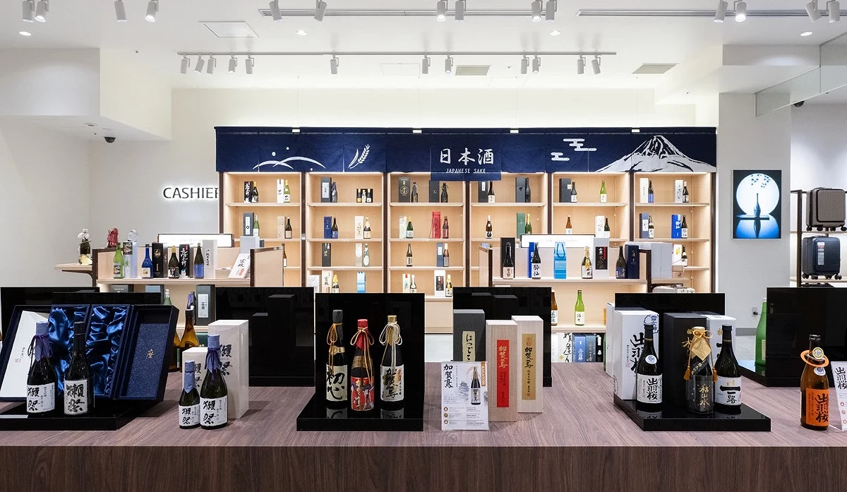 前方桌上與後方層架都擺滿了許多日本酒