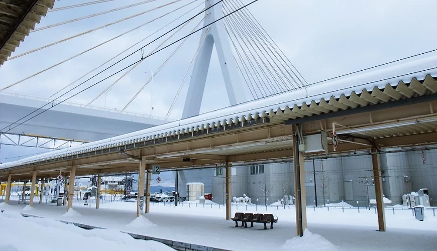 冬季的青森車站內月台的積雪景象