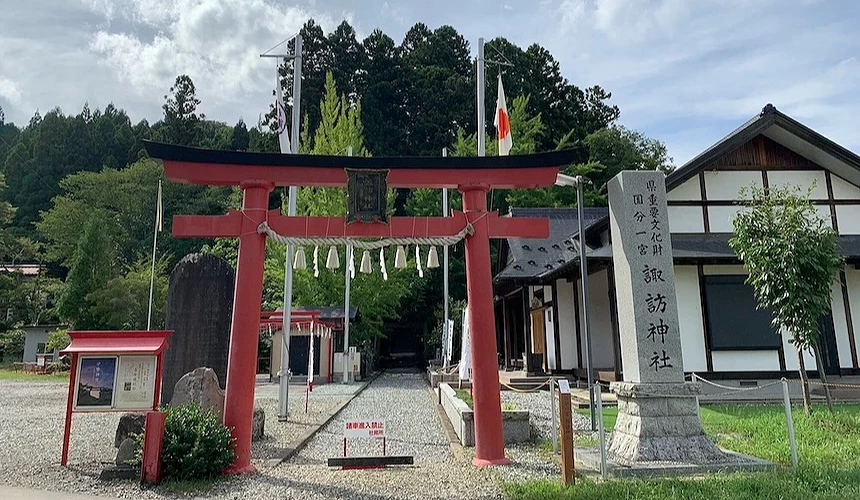 諏訪神社紅色鳥居,後方為木造社殿建築