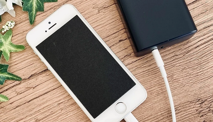手機使用行動電源充電